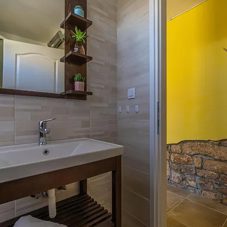 Villa Rosana In Muntić - Haus Für 4-5 Personen Pula